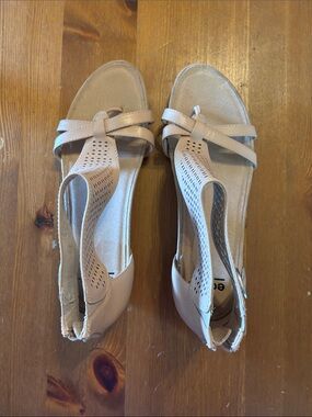 Women’s Earth Beige Open-Toe Sandals with Perforated T-Strap